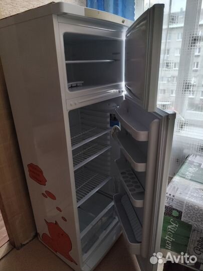 Холодильник indesit R600a