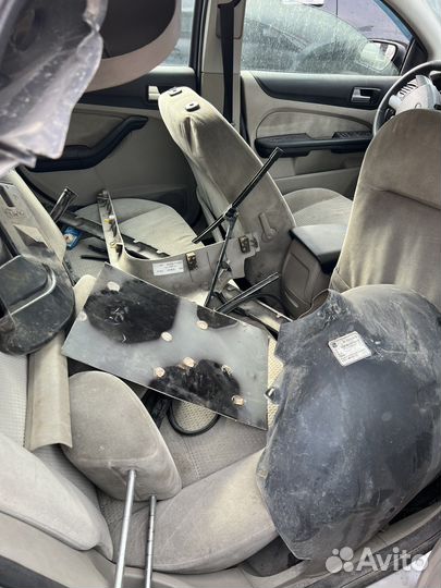 Ford Focus 1.6 AT, 2006, битый, 239 000 км