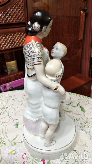 Фарфоровая статуэтка Индианка с пионерами