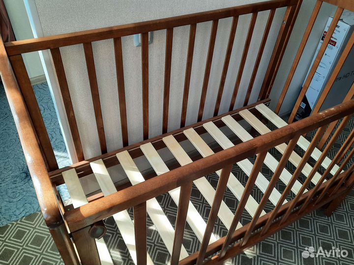 Кроватка с продольным маятником