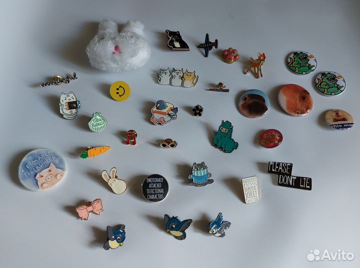 Набор значков и брошей