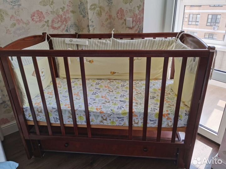 Кровать детская с продольным маятником, матрасом