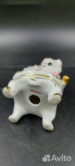 Антикварная статуэтка котенок в кресле