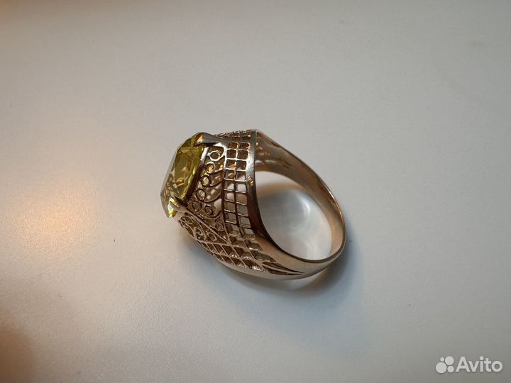 Золотое кольцо с камнем