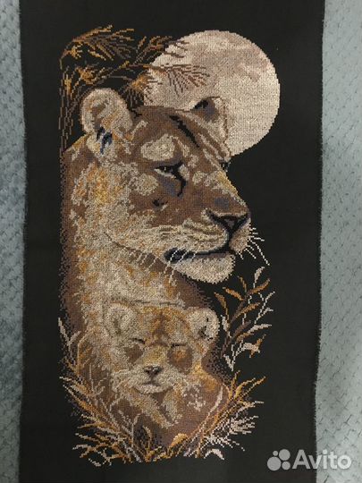 Вышитая картина тигрица с малышом