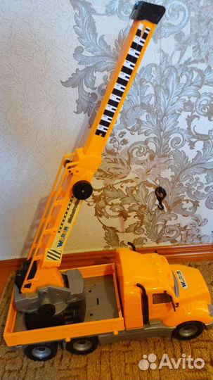 Автокран с поворотной платформой