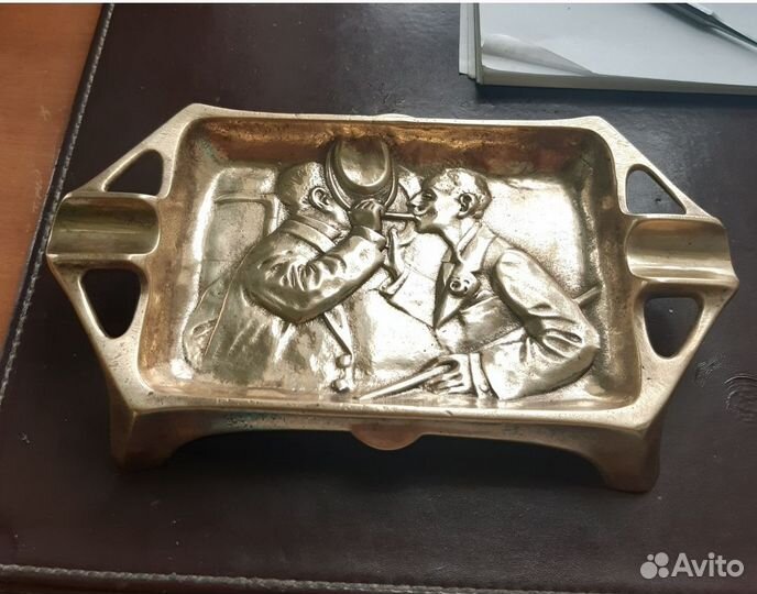 Пепельница с сюжетом. Модерн