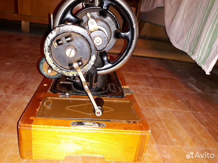 Антикварная швейная машинка