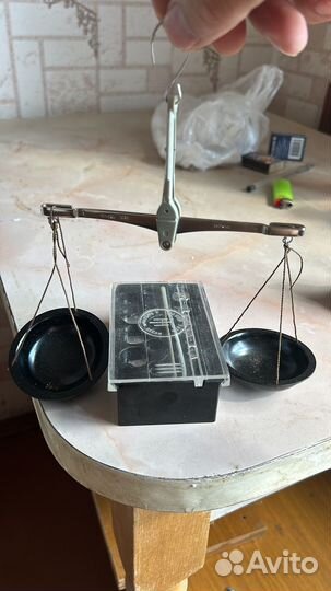 Весы с гирьками