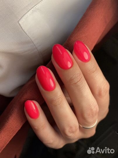 Маникюр, педикюр, брови в салоне красоты