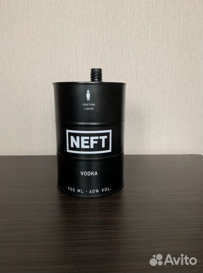 Бутылка, банка из под водки нефть