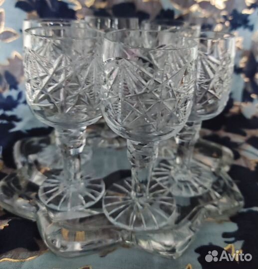 Набор хрустальных рюмок на подносе. Подарок