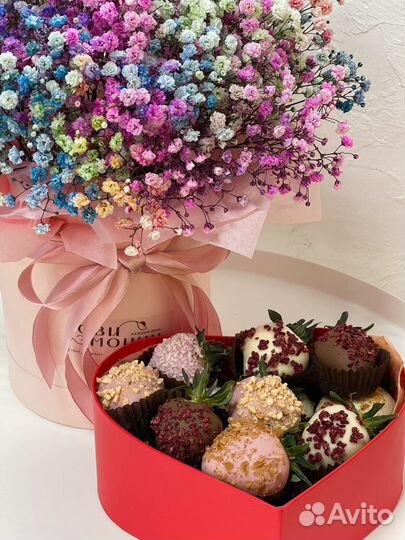 Клубника в шоколаде и цветы