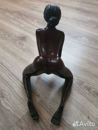 Статуэтка голой женщины