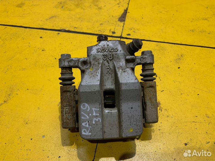 Суппорт тормозной задний правый Toyota RAV 4 40 (2