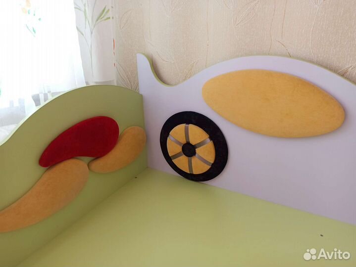 Детская кровать машина