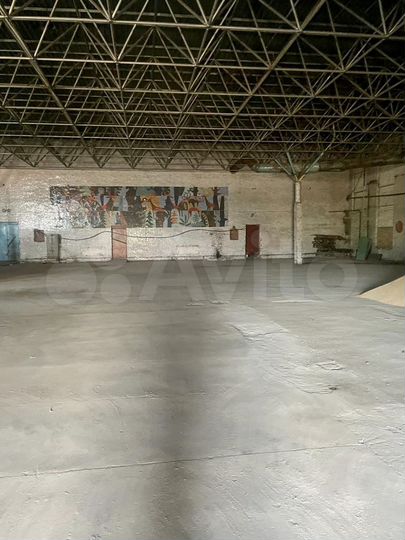 Здание, 2700 м²