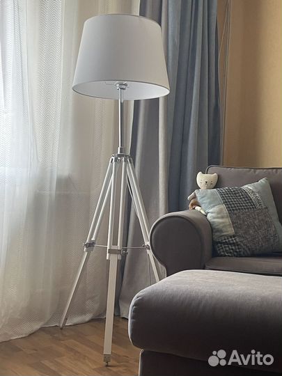 Торшер на треноге с выключателем