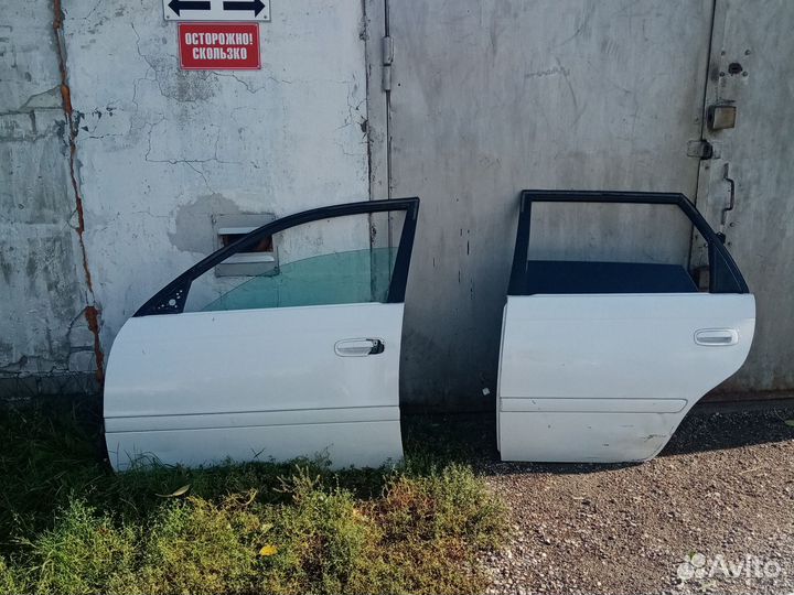 Двери на Toyota Caldina левые перед, задние