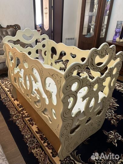 Детская кроватка с поперечным маятником