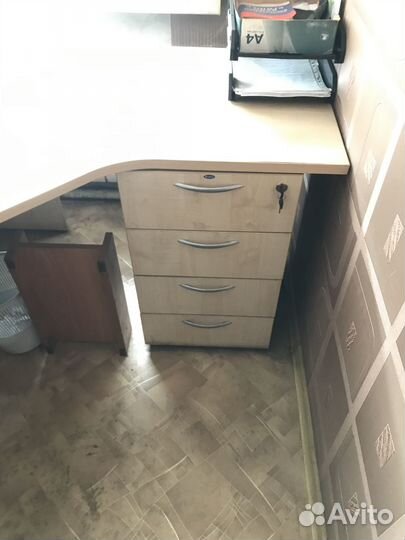 Стол для руководителя и для персонала