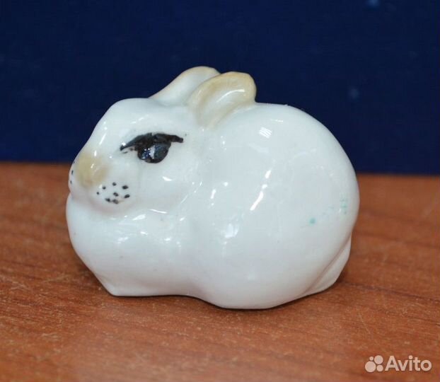 Мини фарфоровая статуэтка- белый зайка.лфз