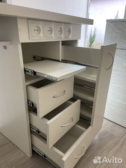 Маникюрный стол с вытяжкой новый