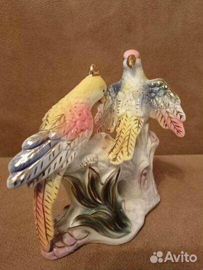 Фарфоровая статуэтка Попугаи