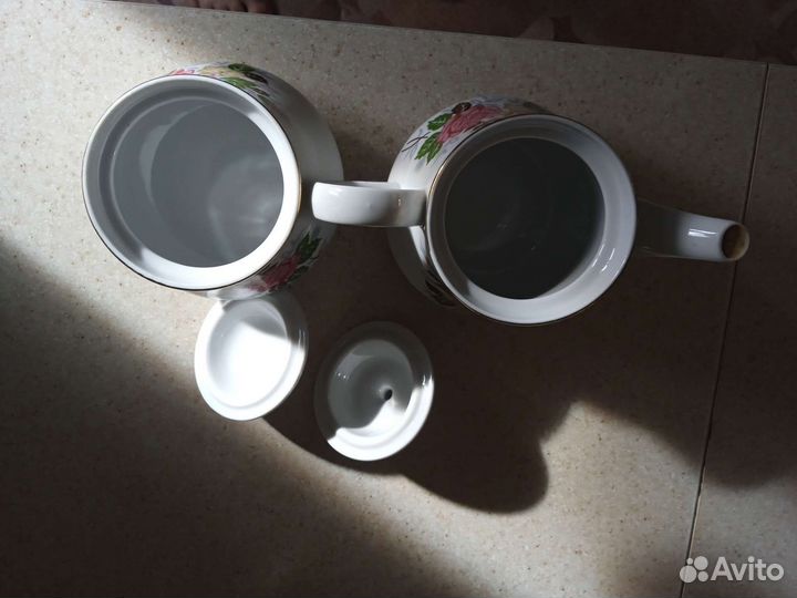 Заварочный чайник и сахарница