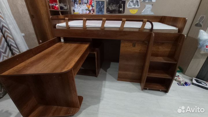 Детская кровать со столом и шкафом