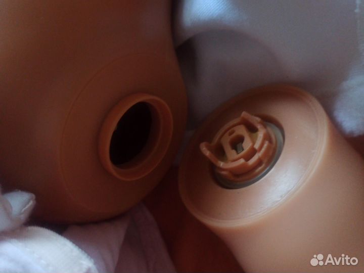 Кукла беби анабель со сломанной ногой и одеждой