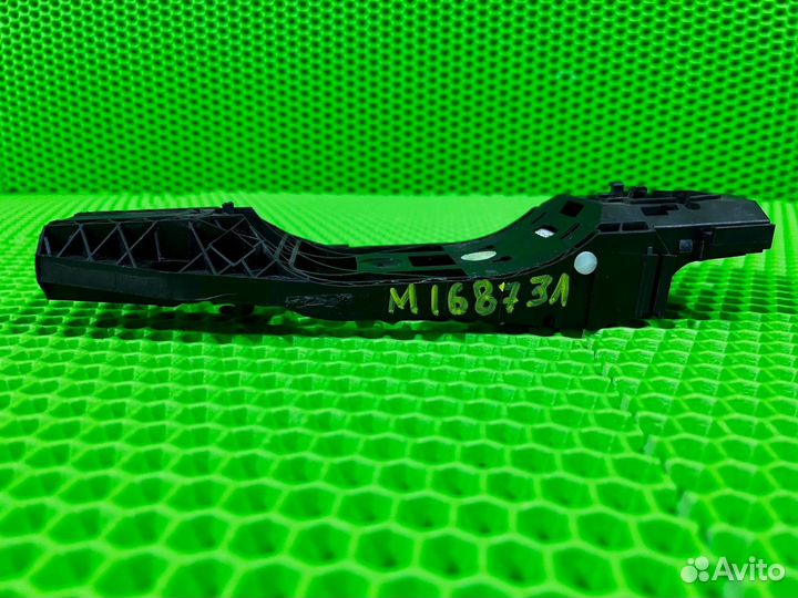 Кронштейн ручки задний левый Volkswagen Touareg FL