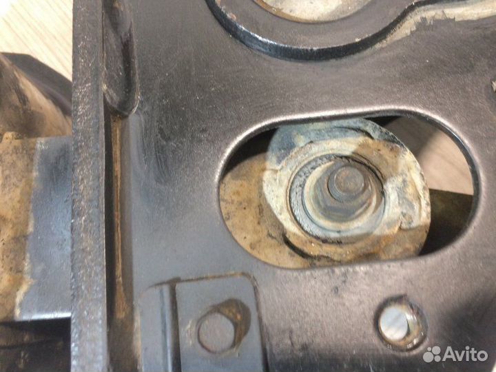 Подушка кабины левая Mazda Titan 89-97гв