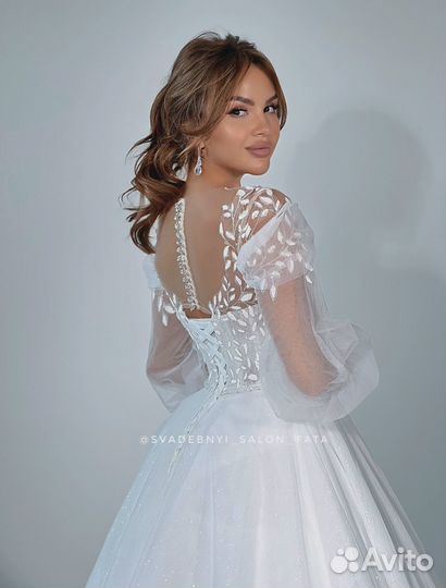 Свадебное платье со шлейфом 44