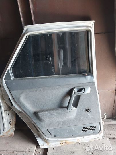 Задняя левая дверь на LADA 2112