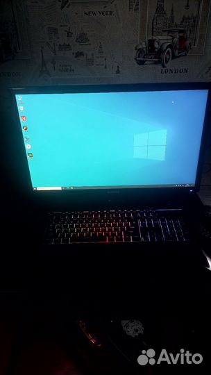 Игровой компьютер с монитором и клавиатурой