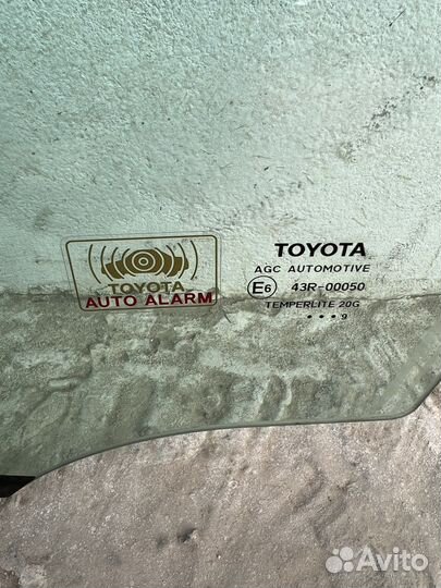 Стекло двери Camry v70 переднее левое
