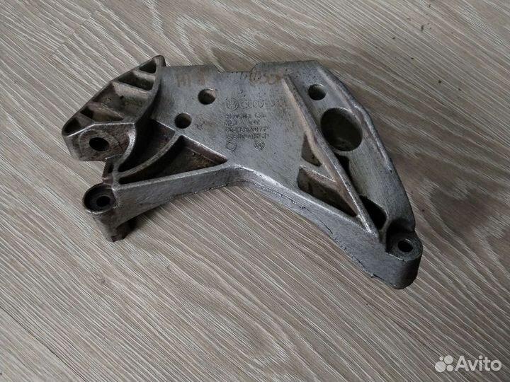 Кронштейн двигателя правый Volkswagen Passat CC