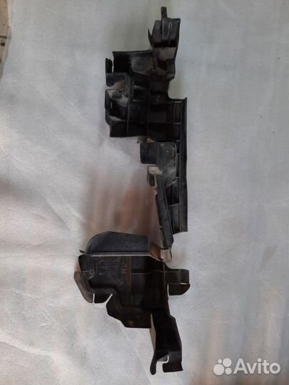 Дефлектор радиатора передний правый Toyota Camry