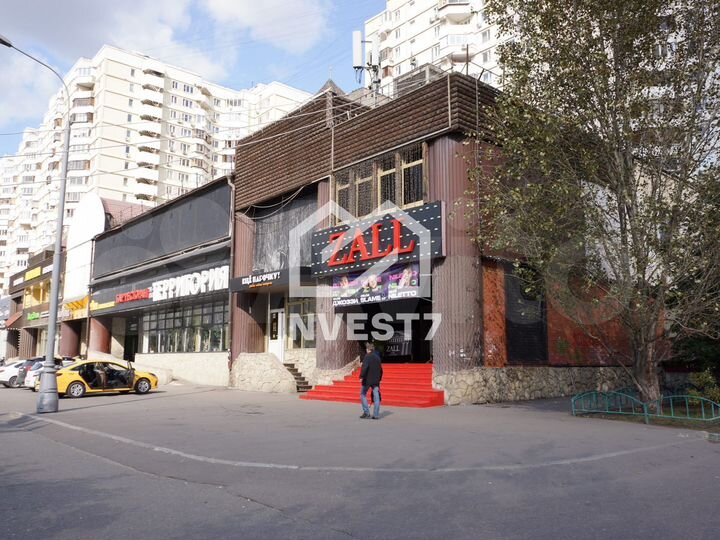 Торговое здание в спальном районе