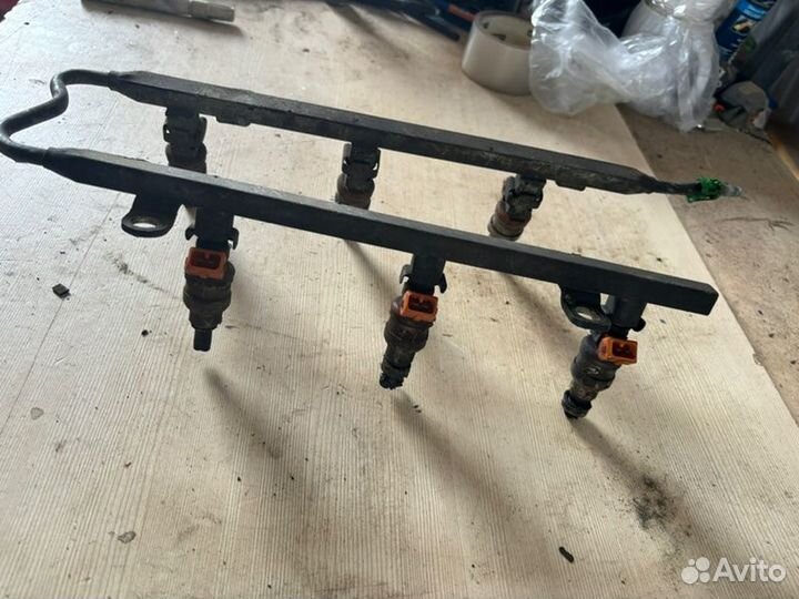 Рампа с форсунками Chrysler Stratus седан 6G73