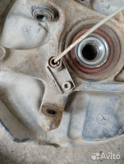 Кулак задний левый Mercedes-Benz W124