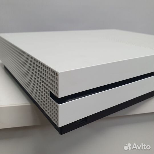 Xbox One S 500GB с геймпадом