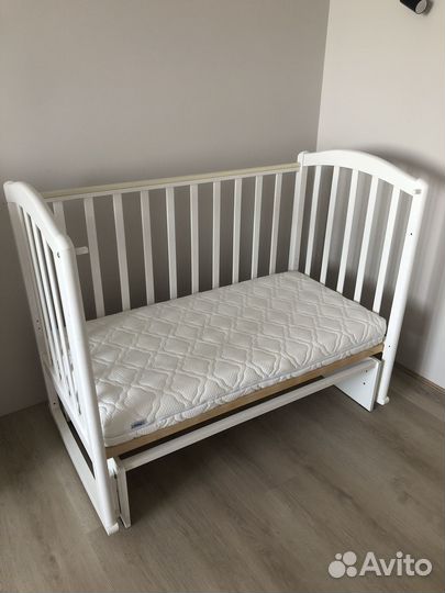 Детская кроватка с маятником