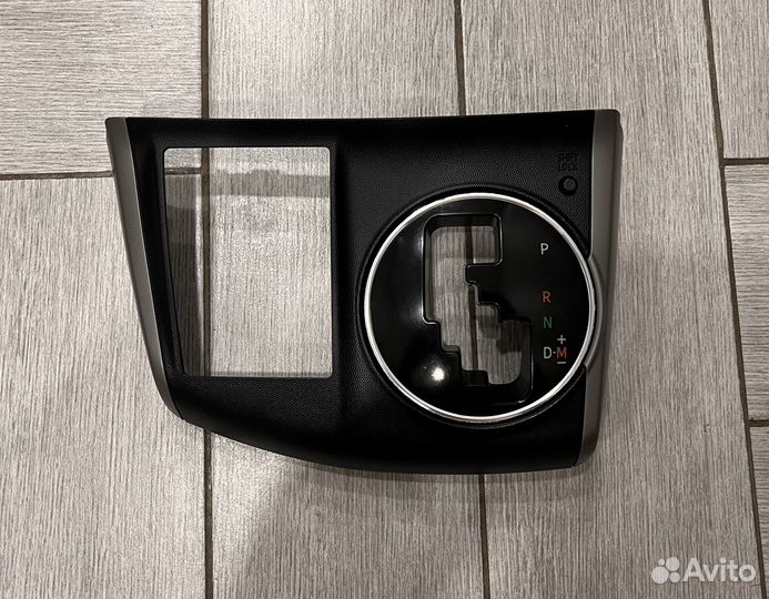 Накладка консоли и магнитоллы и АКПП Toyota Wish