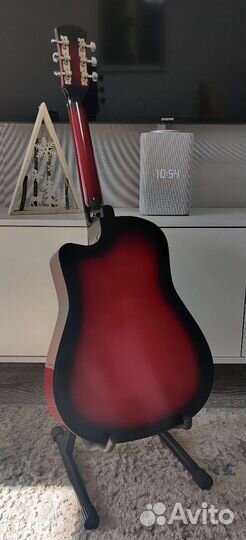 Гитара красная