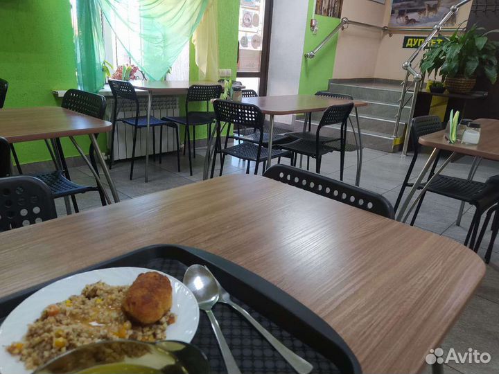 Столы и стулья для кафе новые, табуретки