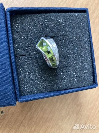 Кольцо с природными бриллиантами и хризолитоми