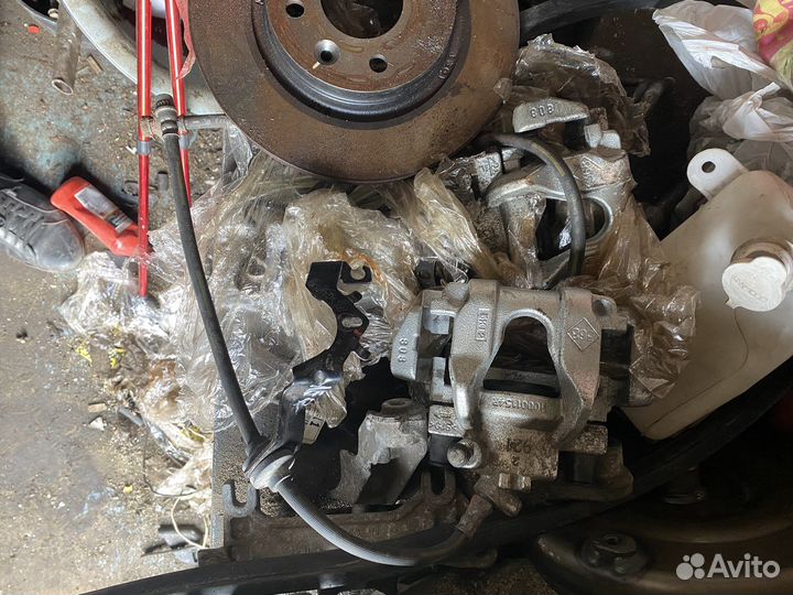 Суппорт в сборе правый рено сандеро 2