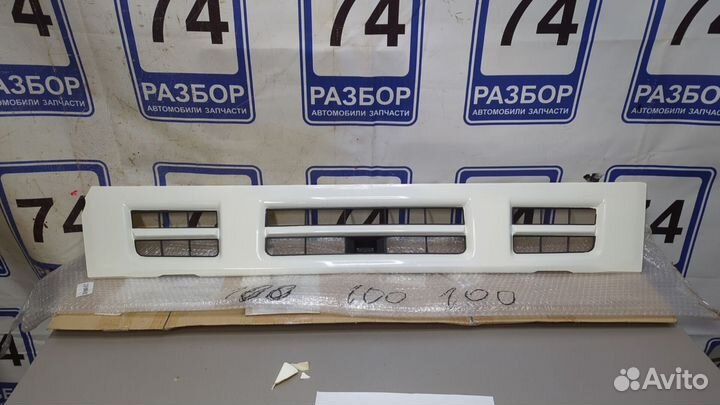 Решетка радиатора Isuzu NQR-71/75 белая